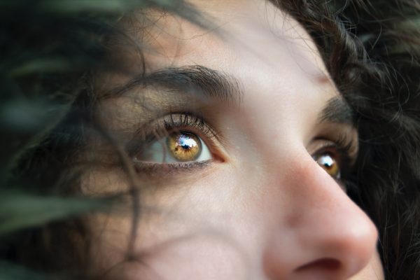 woman-looking-up