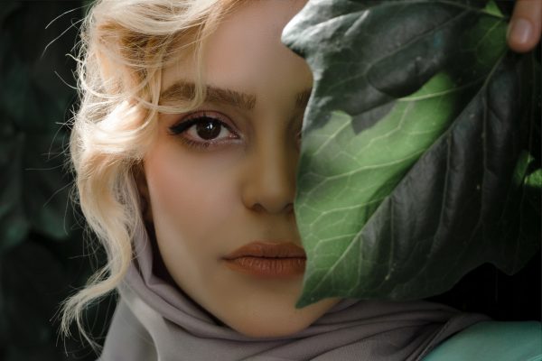Αύξηση ζυγωματικών woman with leaf