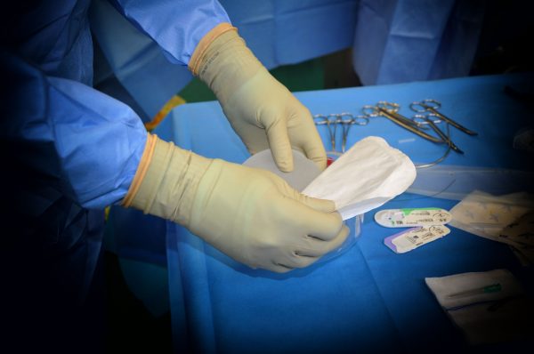 Οι 8 πιο δημοφιλείς πλαστικές επεμβάσεις surgeon implant