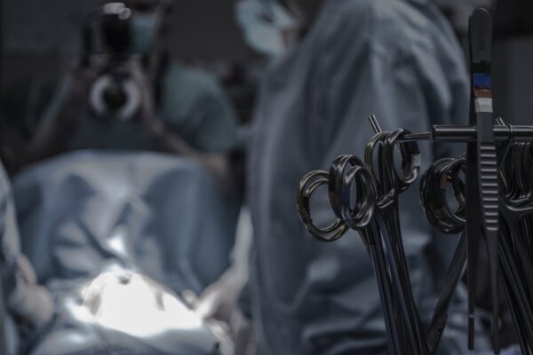 Πλαστική επέμβαση για την αντιμετώπιση χειρουργικών τραυμάτωνc  tools