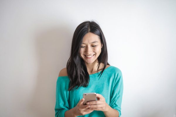 Διπλοσάγονο girl looking at phone