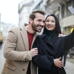 Διπλοσάγονο couple taking photo