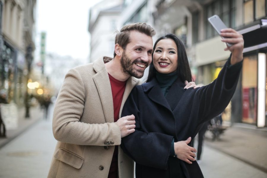 Διπλοσάγονο couple taking photo