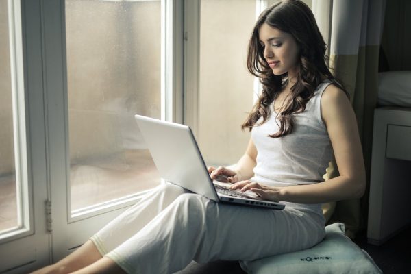 λεμφικό μασάζ woman in laptop