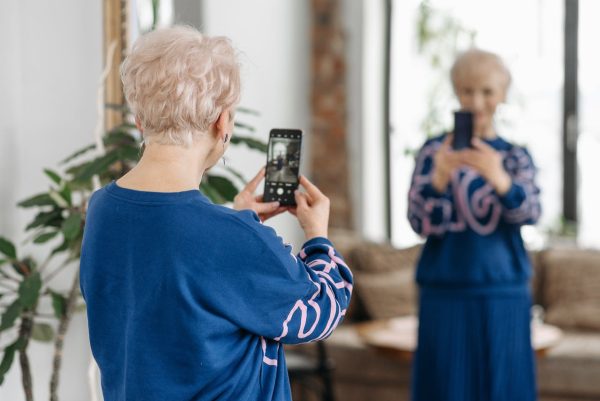 καφέ κηλίδες woman taking selfie