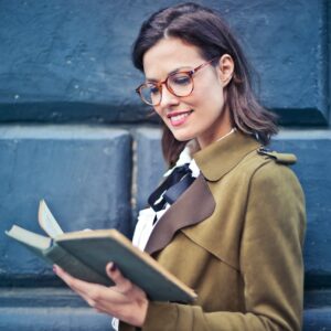 Αντιγήρανση woman reading book