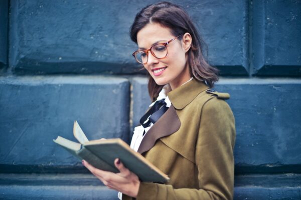 Αντιγήρανση woman reading book