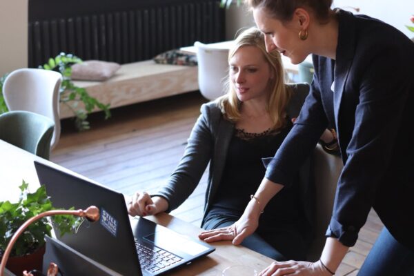 Αντιγήρανση women in laptop