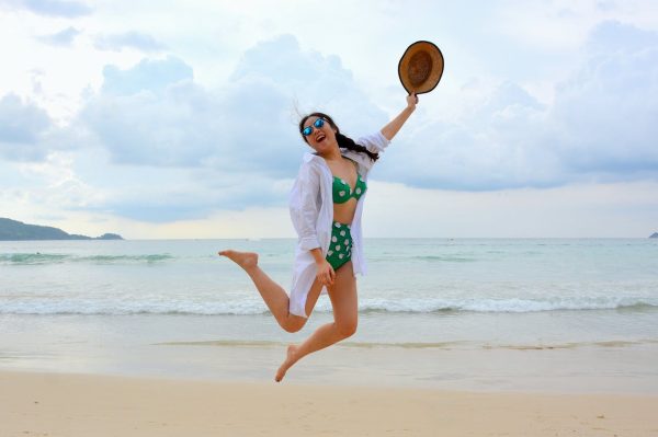 Ρικνωτική κάψα woman in beach