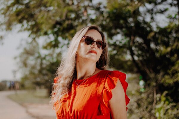 Ενέσιμες θεραπείες woman looking front