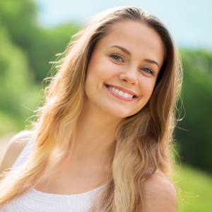 ενέσιμα με υδροξυαπατίτη woman smiling