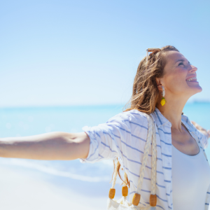 κορυφαίες θεραπείες για μετά τα 40 woman at the beach