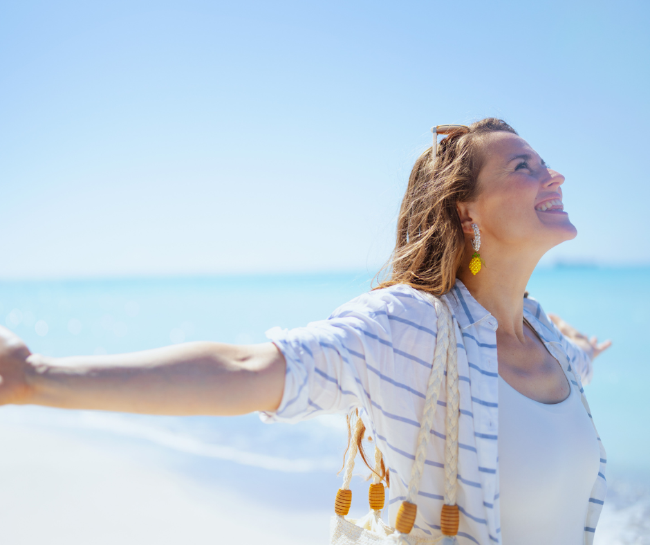 κορυφαίες θεραπείες για μετά τα 40 woman at the beach