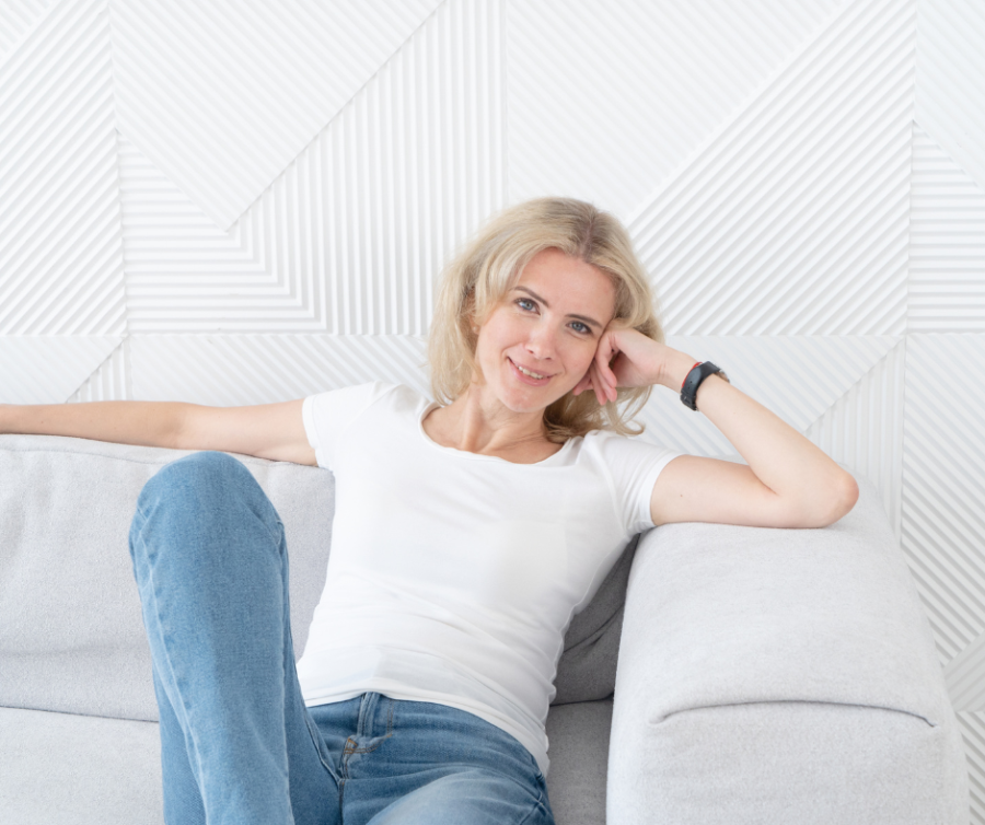 κορυφαίες θεραπείες για μετά τα 40 woman over 40 at the couch
