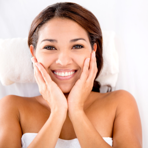 βλεφαροπλαστική άνω βλεφάρου woman smiling touching her face