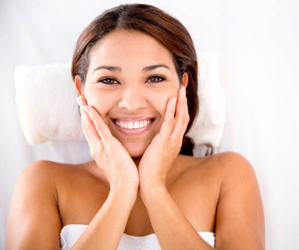 βλεφαροπλαστική άνω βλεφάρου woman smiling touching her face