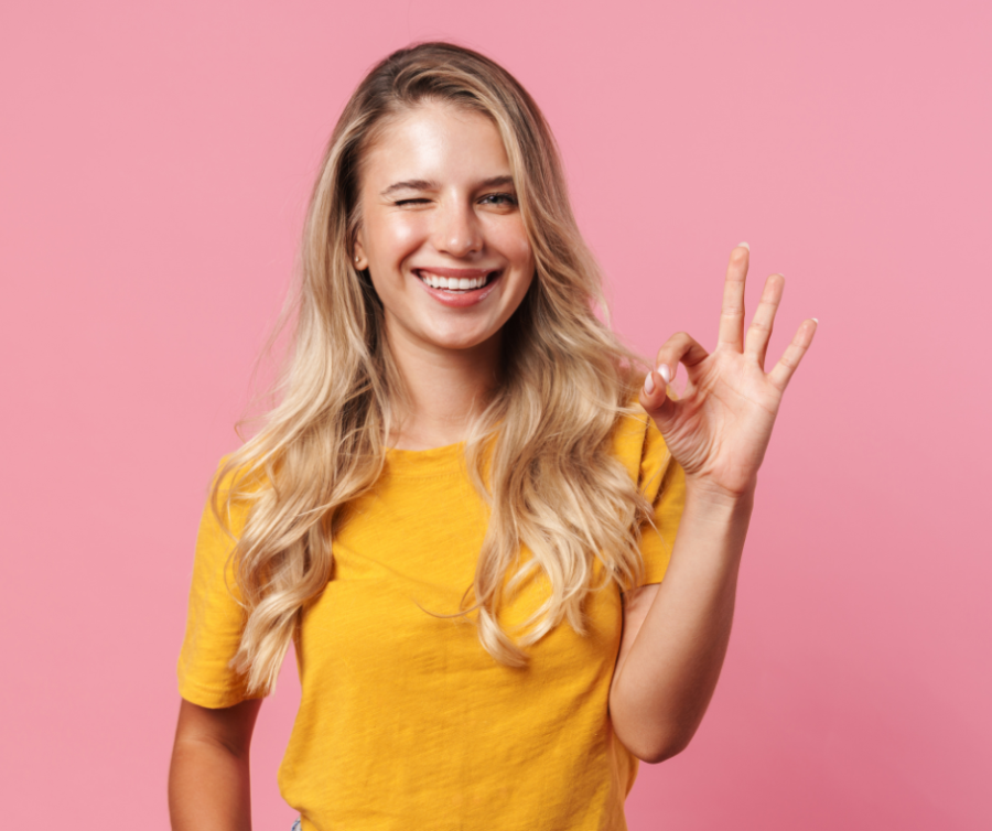 μαύροι κύκλοι woman smiling