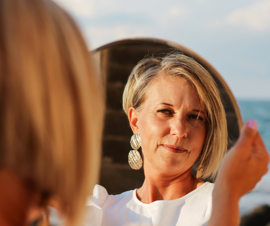πρόληψη ρυτίδων woman looking at the mirror