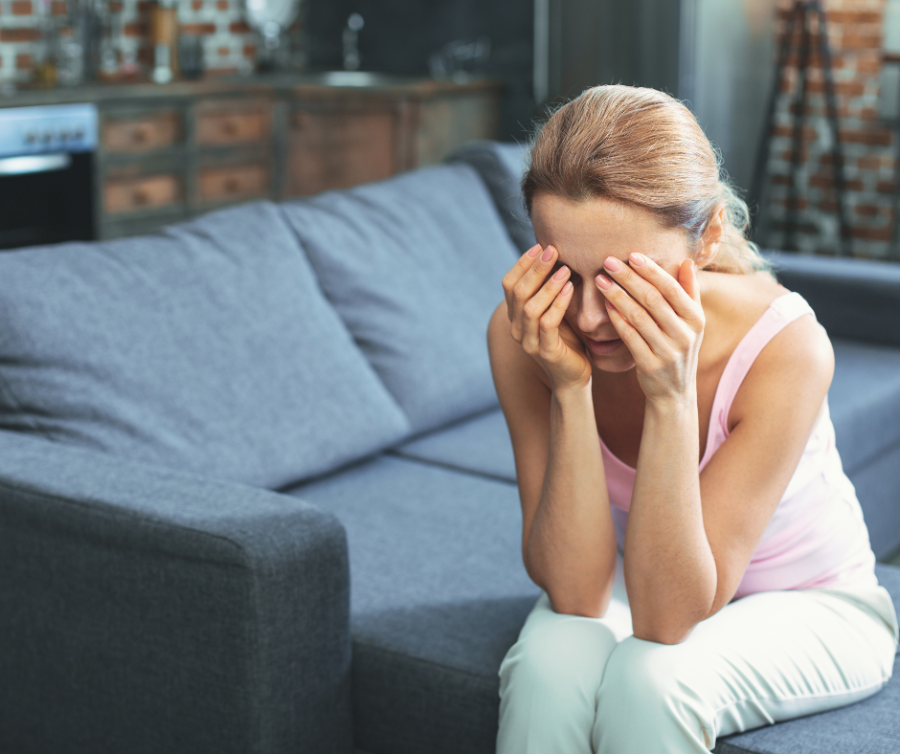 κουρασμένο πρόσωπο tired woman sitting on a couch