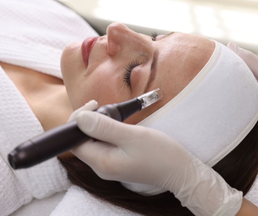 ρυτίδες στο μέτωπο woman having face treatment