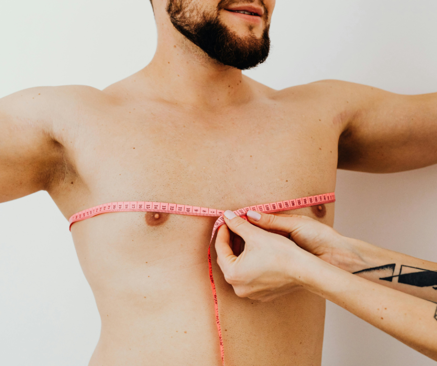 γυναικομαστία man measuring chest